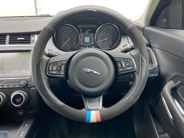 Jaguar E-Pace 9