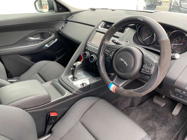 Jaguar E-Pace 10
