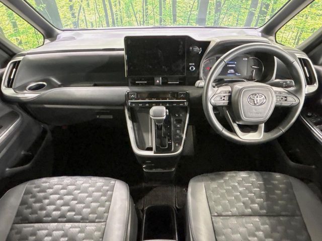 Toyota Voxy 3