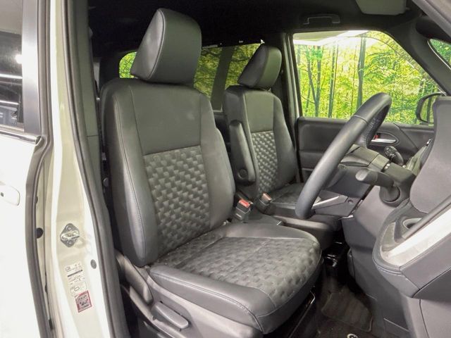 Toyota Voxy 9