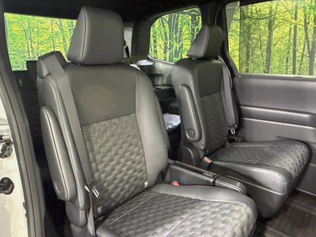 Toyota Voxy 10
