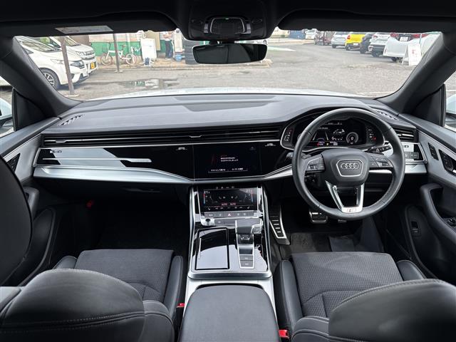 Audi Q8 4