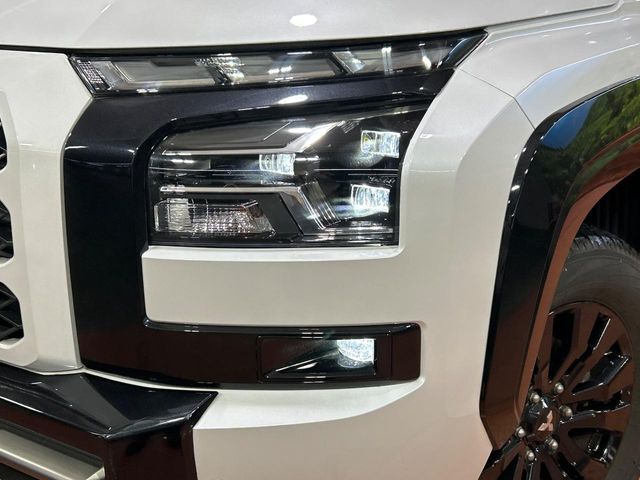 Mitsubishi Triton 12