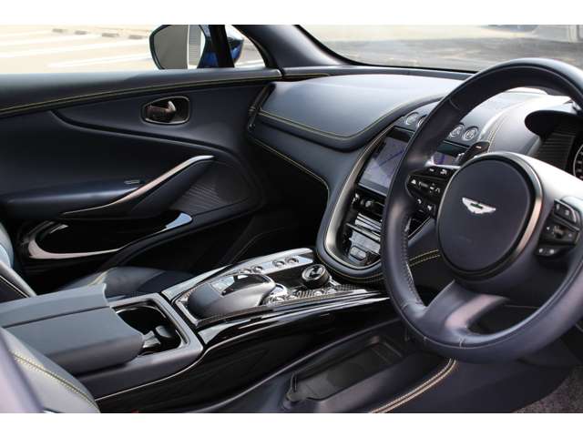 Aston Martin DBX 4