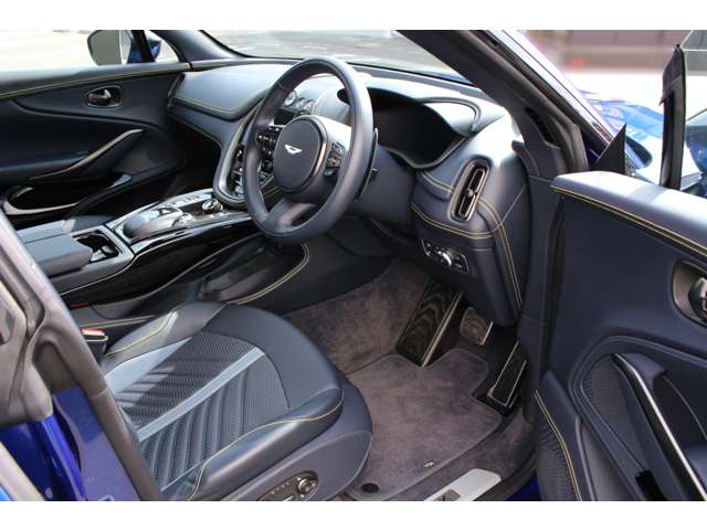 Aston Martin DBX 5