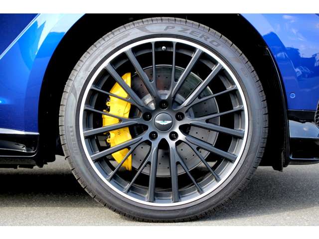 Aston Martin DBX 6