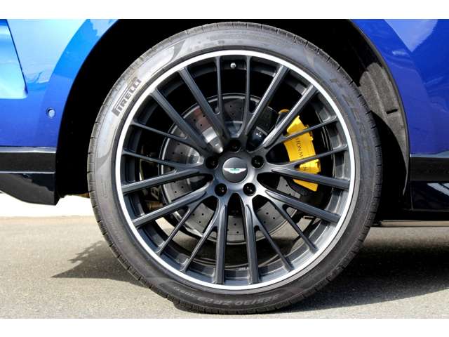 Aston Martin DBX 7