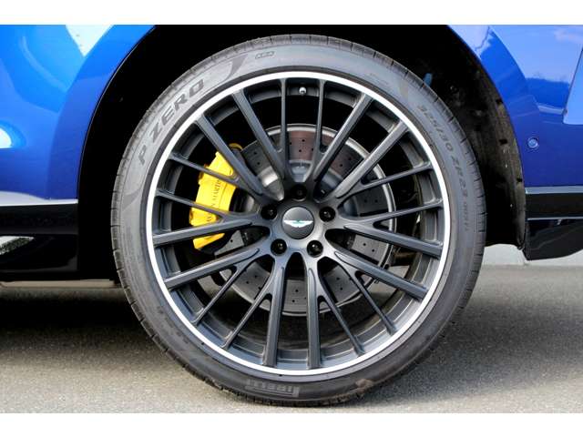 Aston Martin DBX 9