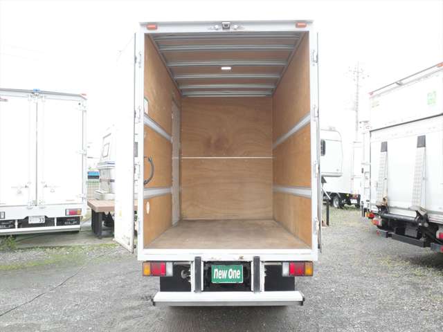 Isuzu Elf 8