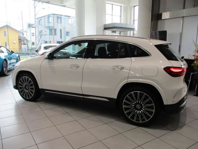 Mercedes-Benz GLA-Class 10
