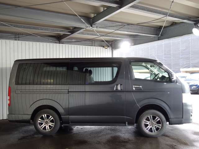 Toyota Hiace Van 4