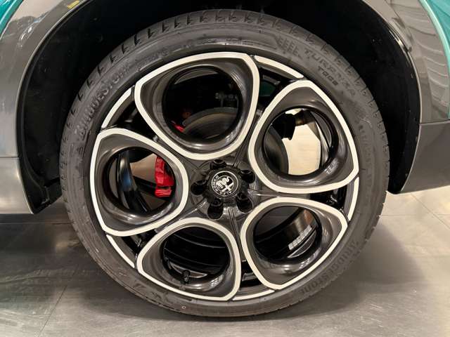 Alfa Romeo トナーレ 8