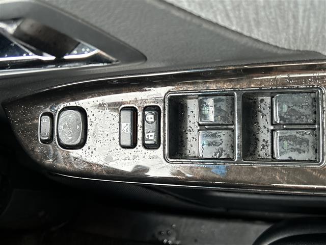 Toyota Alphard Hybrid 12