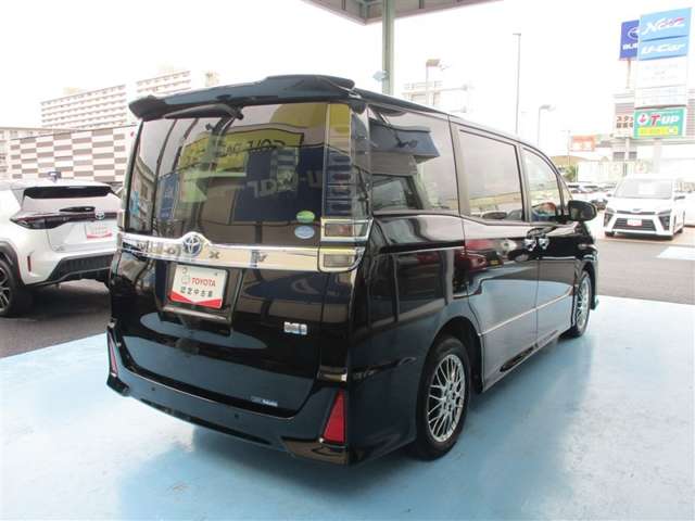 Toyota Voxy 4