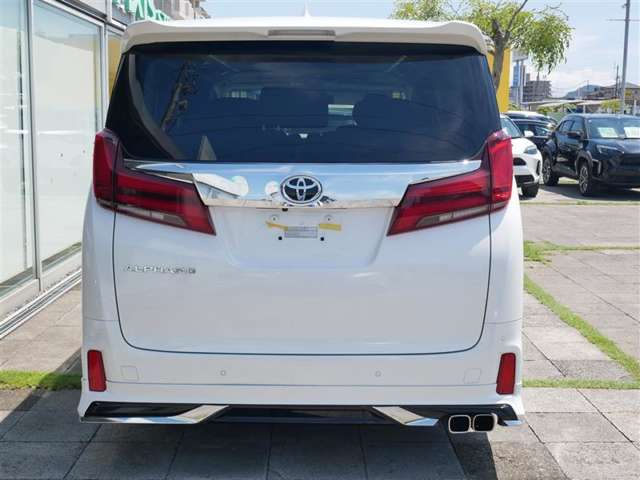 Toyota Alphard 4