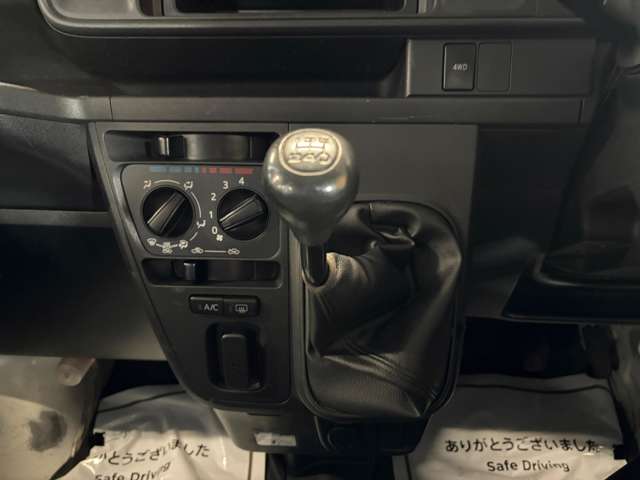 Daihatsu Hijet Cargo 4