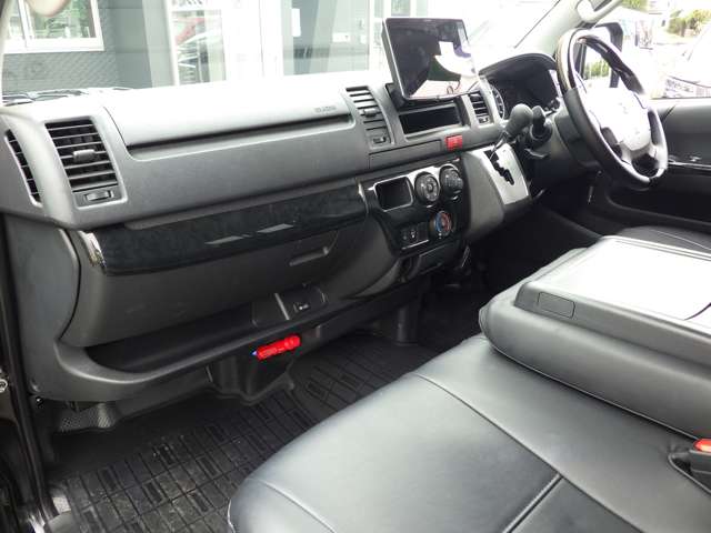Toyota Hiace Van 11