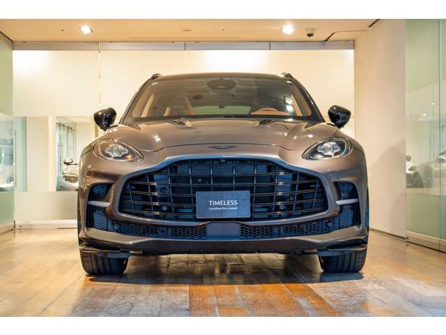 Aston Martin DBX 6