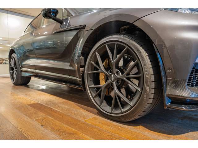Aston Martin DBX 7