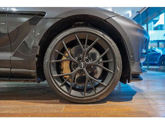Aston Martin DBX 8