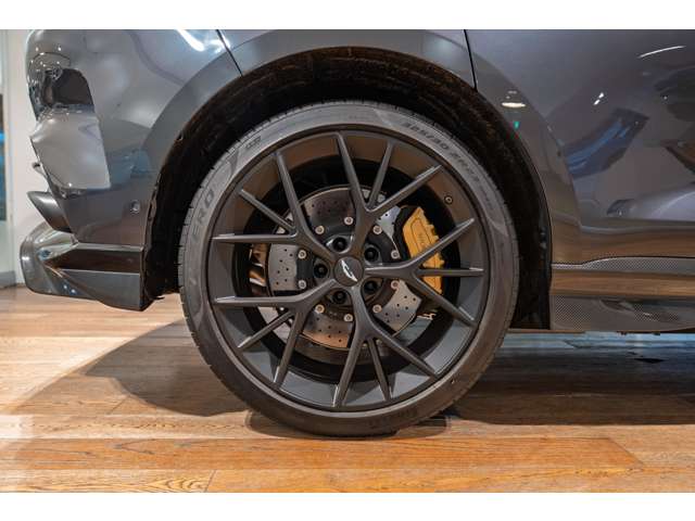 Aston Martin DBX 9