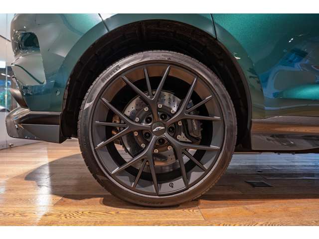 Aston Martin DBX 12