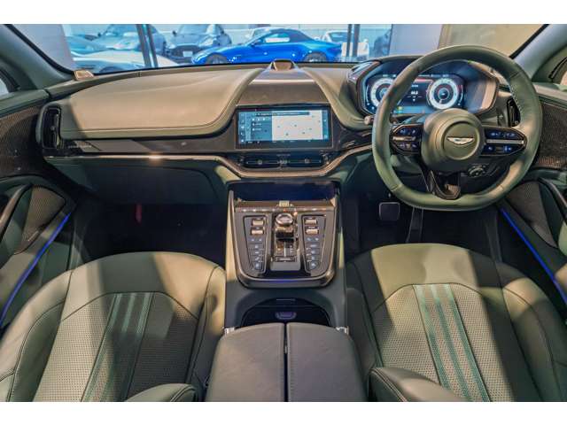 Aston Martin DBX 2