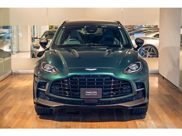 Aston Martin DBX 4