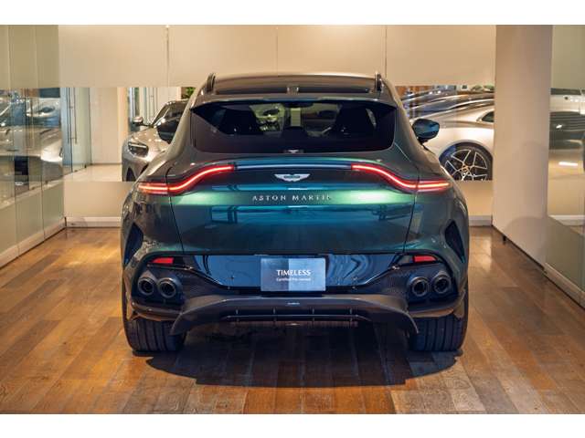 Aston Martin DBX 8