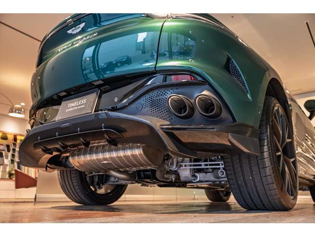 Aston Martin DBX 10
