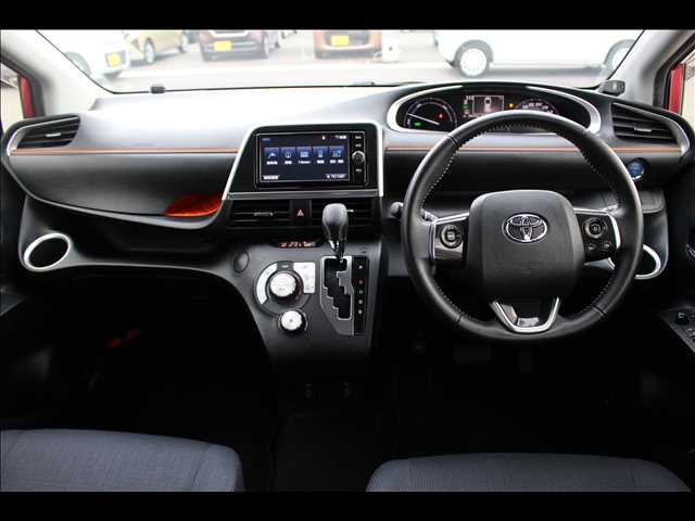 Toyota Sienta 4
