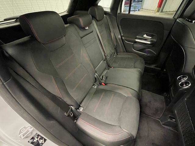 Mercedes-Benz GLA-Class 12