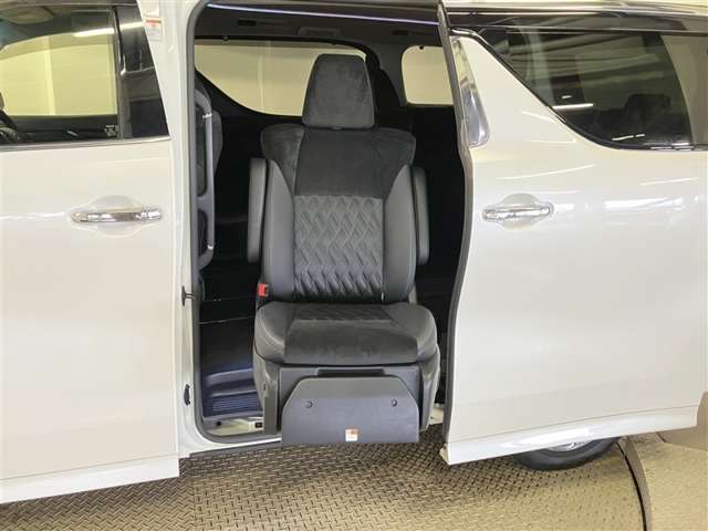 Toyota Alphard Hybrid 6