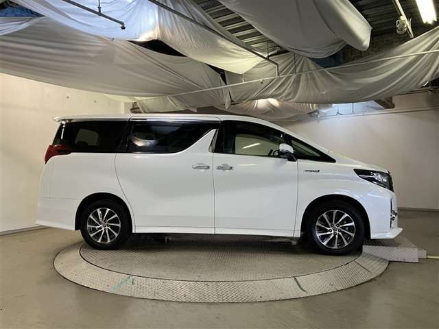 Toyota Alphard Hybrid 8