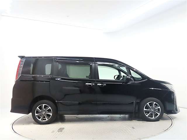 Toyota Noah 5