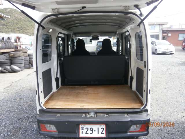 Daihatsu Hijet Cargo 6