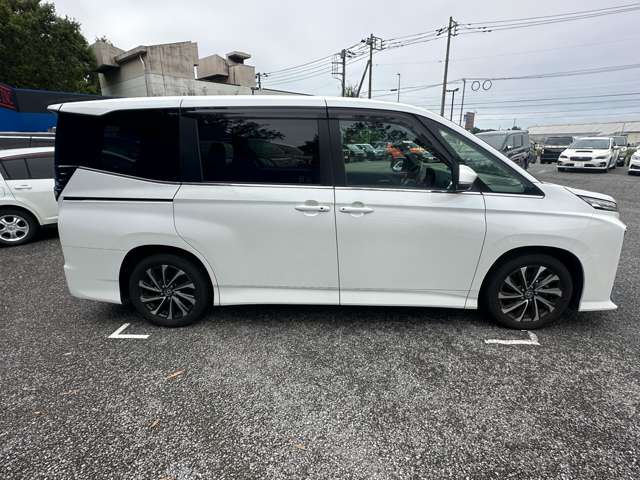 Toyota Voxy 9