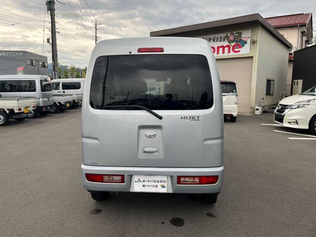Daihatsu Hijet Cargo 6