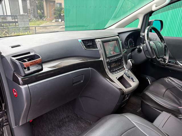 Toyota Alphard 4