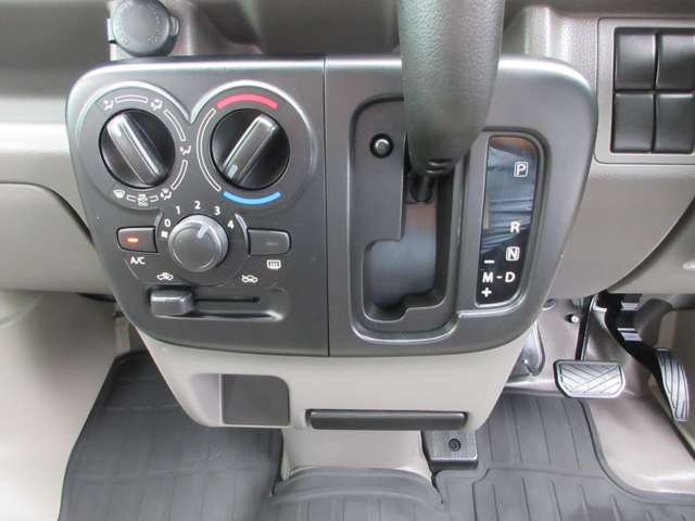 Mitsubishi Minicab Van 4