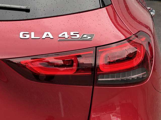 Mercedes-Benz GLA-Class 12