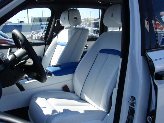 Rolls-Royce ブラックバッジカリナン 12