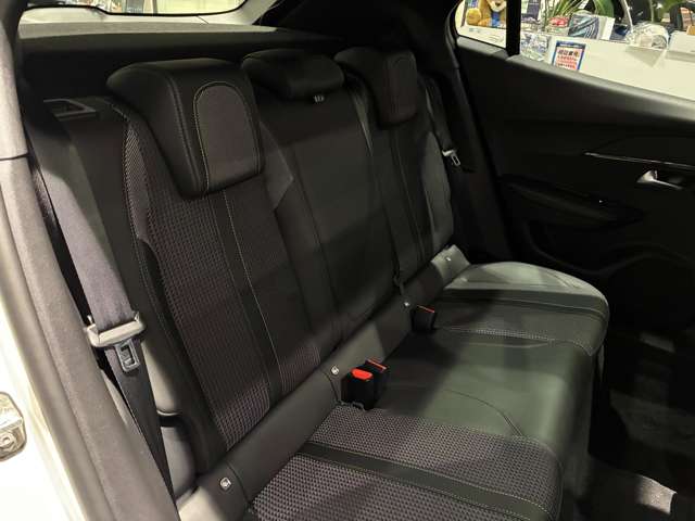 Peugeot SUV e-2008 7