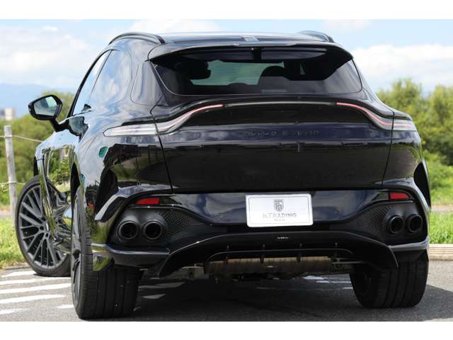 Aston Martin DBX 2