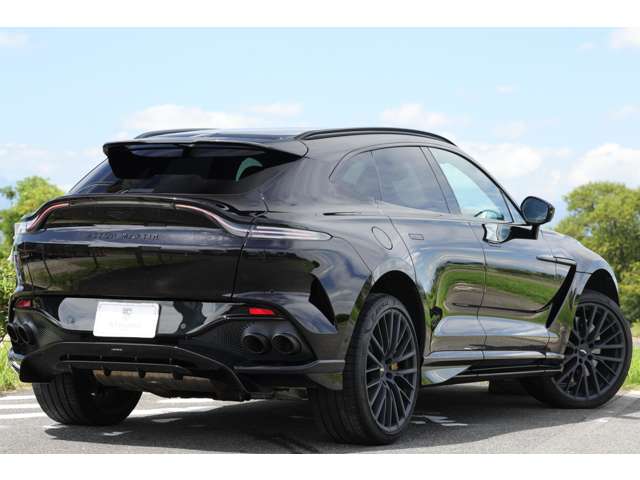 Aston Martin DBX 6