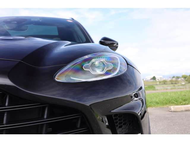 Aston Martin DBX 7