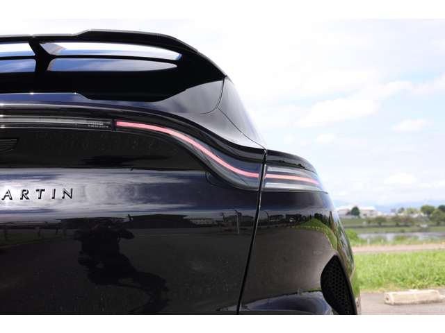 Aston Martin DBX 8