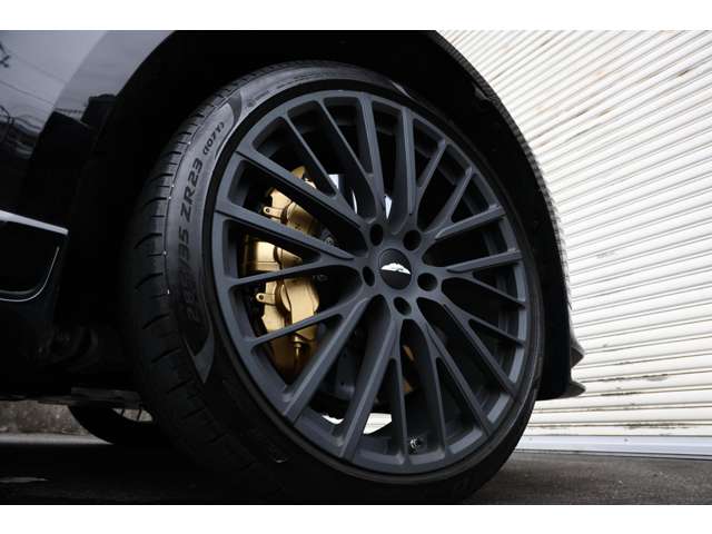 Aston Martin DBX 9