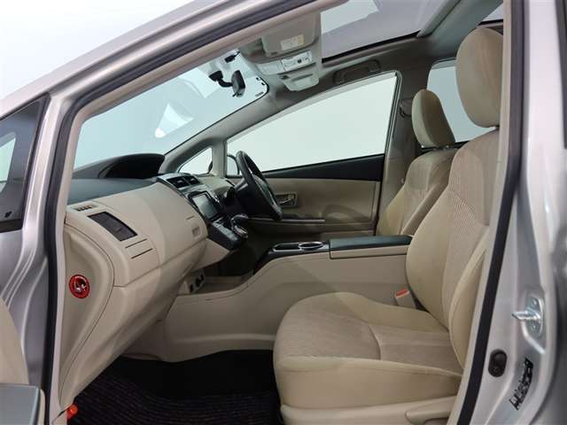 Toyota Prius α 11