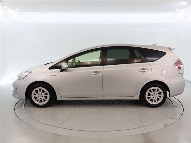 Toyota Prius α 3
